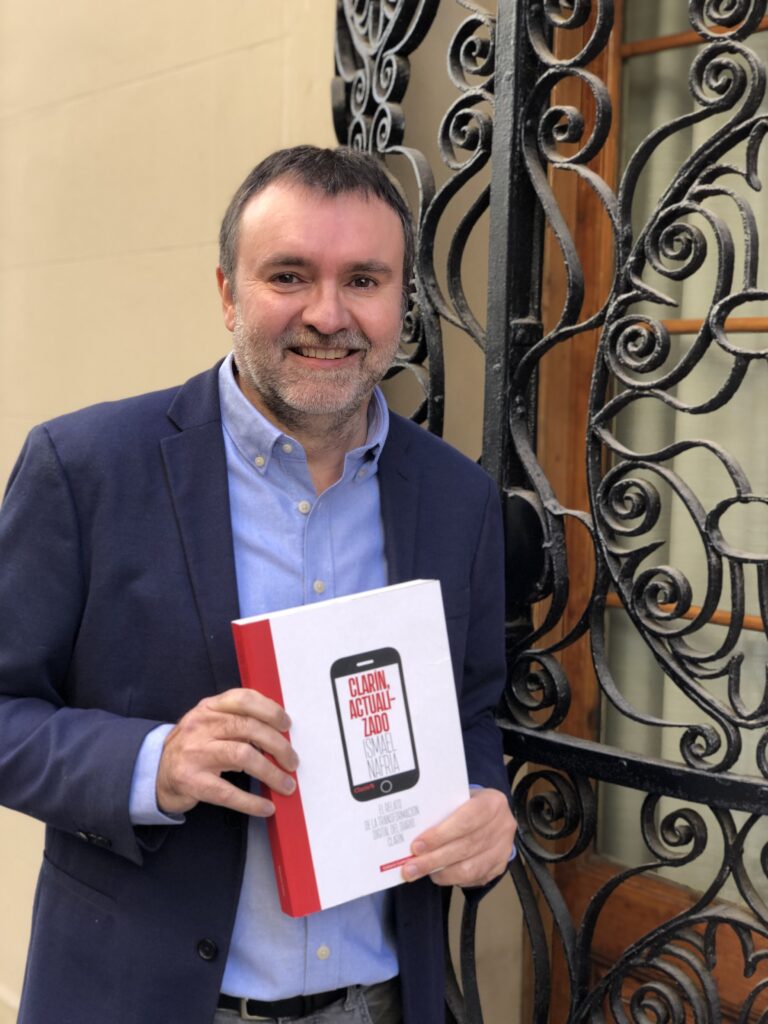 Ismael Nafría, Spanish author, journalist, and consultant, holding a copy of his new book "Clarín, actualizado"